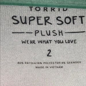 torrid Tops - Torrid Super Soft Long Sleeve Tee Size 2 (18/20) torrid Tops - Torrid Super Soft Long Sleeve Tee Size 2 (18/20)